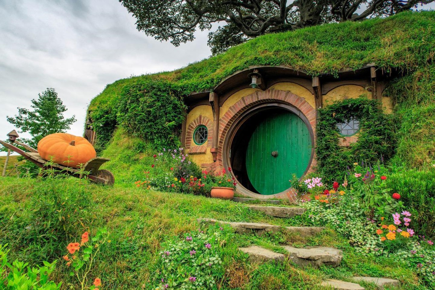 hobbiton house with green door